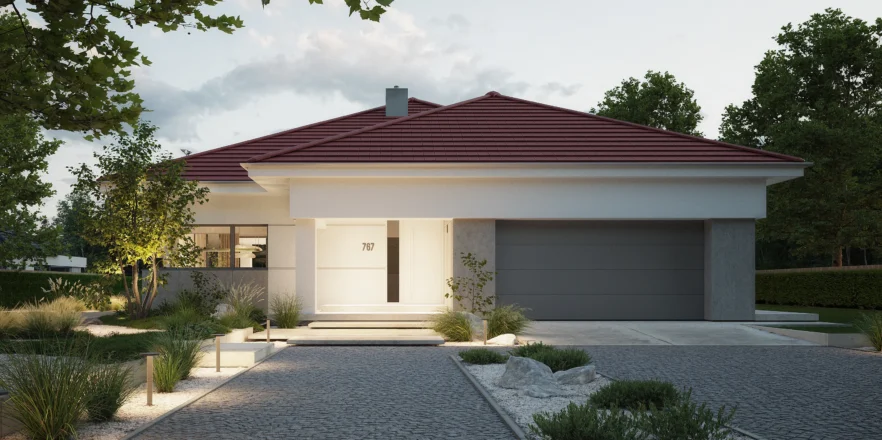 Wieczorny widok na parterowy dom z wielospadowym dachem, garaż wysunięty i zadaszone wejście projekt NewHouse 767 red