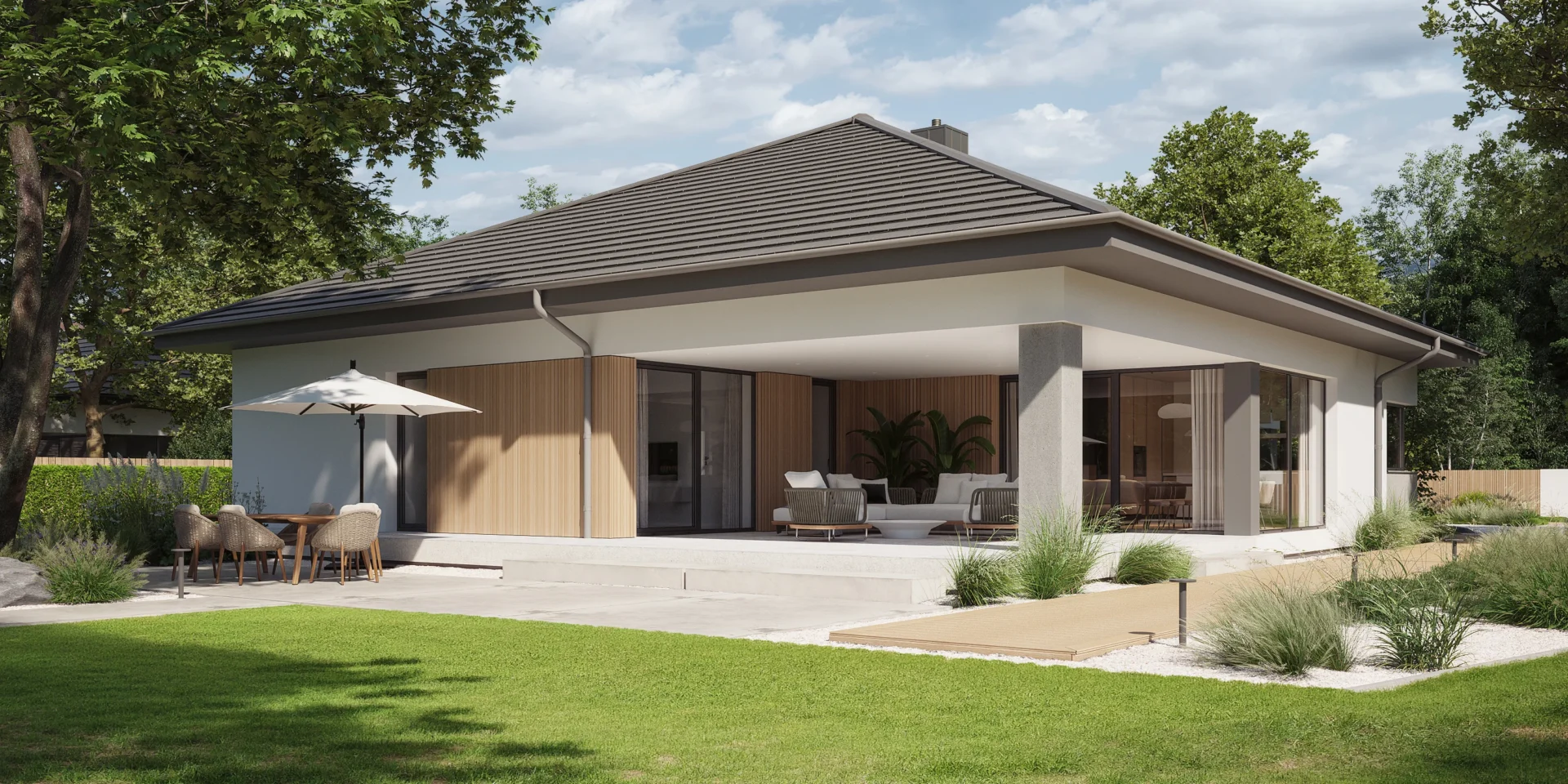 Widok od ogrodu na zadaszony taras przy parterowym domu z jasnym szarym dachem projekt NewHouse 767 w2
