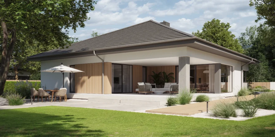 Widok od ogrodu na zadaszony taras przy parterowym domu z jasnym szarym dachem projekt NewHouse 767 w2
